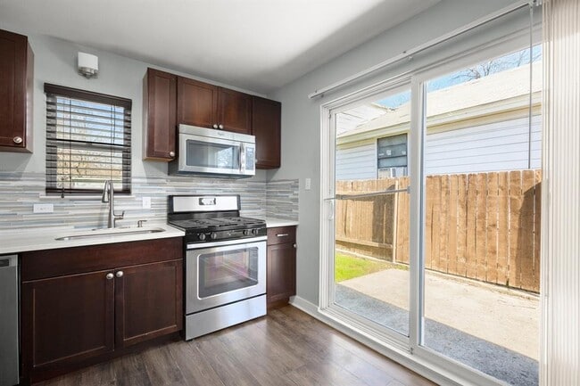 Building Photo - 1404 Vargas Rd