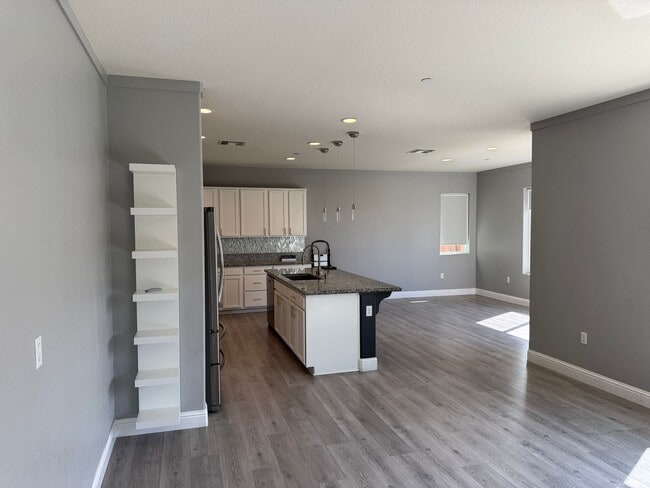 Building Photo - NOW AVAILABLE!! BEAUTIFUL HOME IN GATED CO...