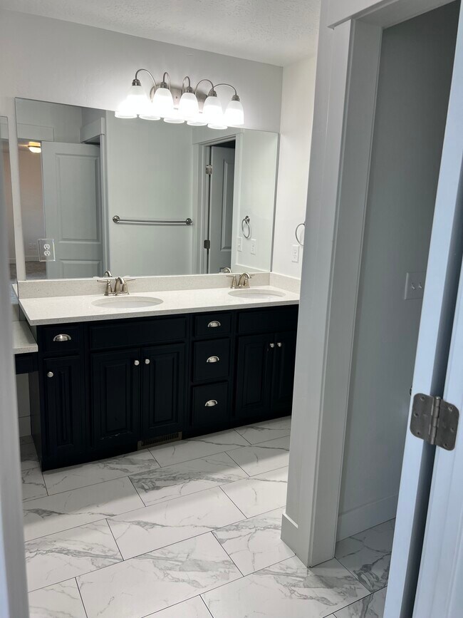 Building Photo - Bluffdale Townhouse