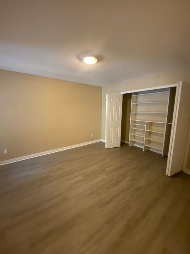 Building Photo - 575 Bloomington Ct