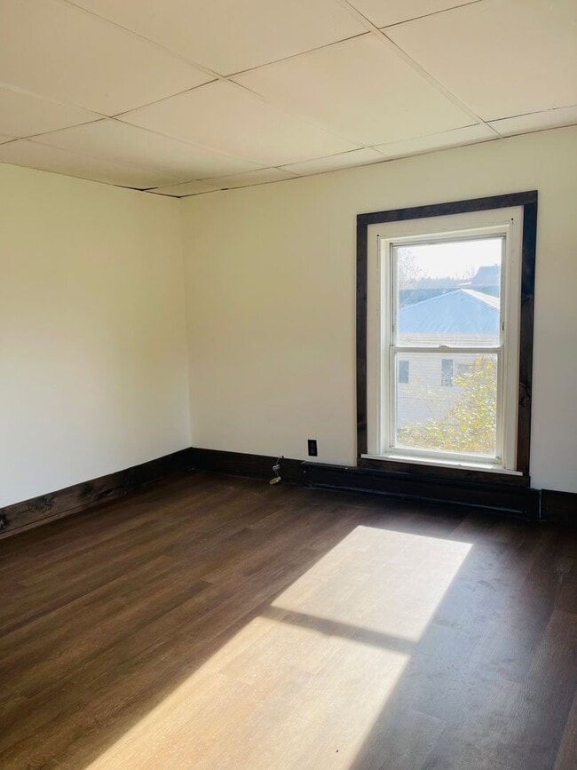 Building Photo - Newly renovated 3 Bed / 1 1/2 Bath home wi...