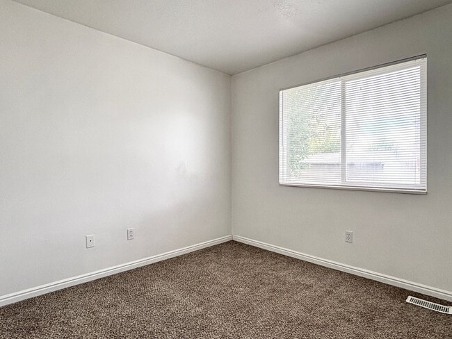 Building Photo - Bright & Spacious Rambler in Rose Park!