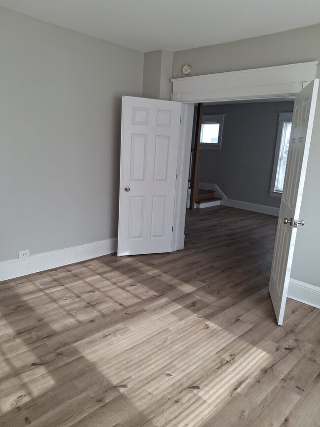 Building Photo - 913 E Washington St