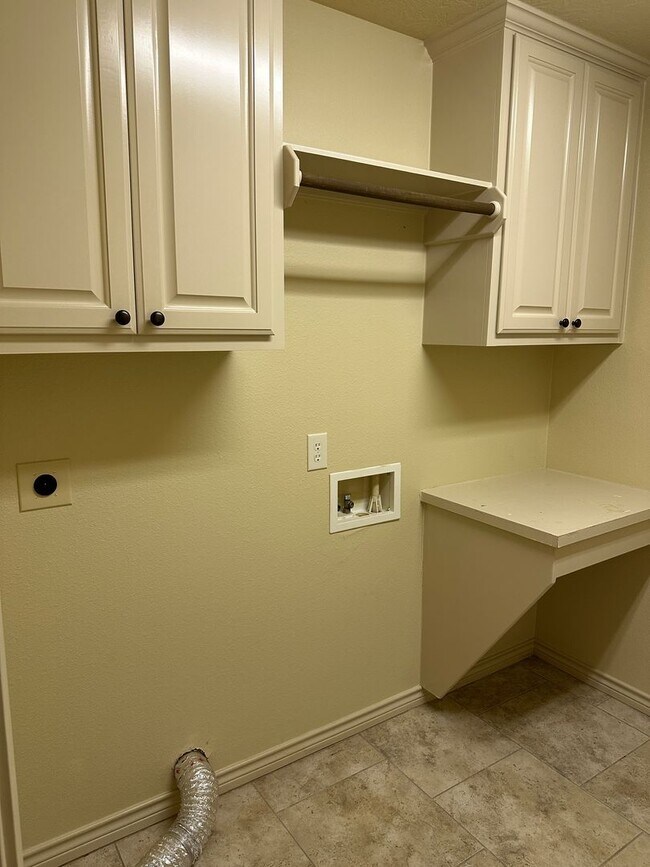 Building Photo - College Station -3 bedroom / 2 bath / 2 ca...