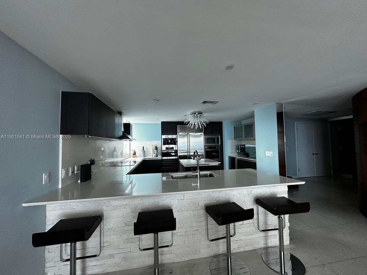 Building Photo - 17001 Collins Ave