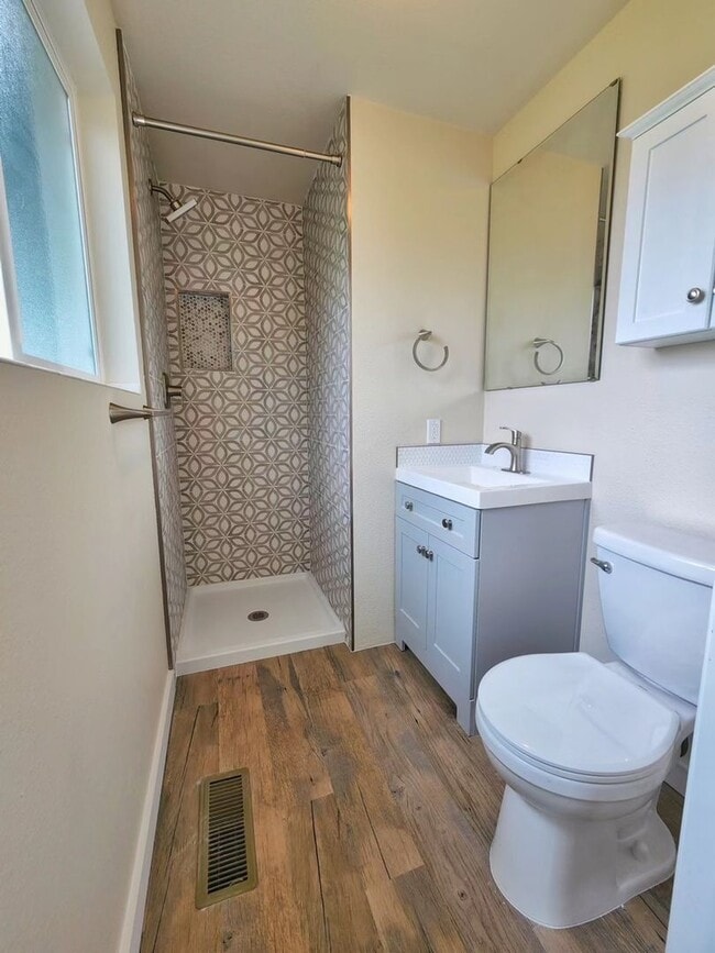Building Photo - Beautilfully Remodeled 4 Bed 2.75 Bath Ram...