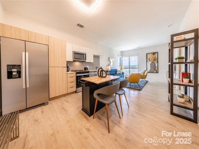 Building Photo - 1824 N Brevard St