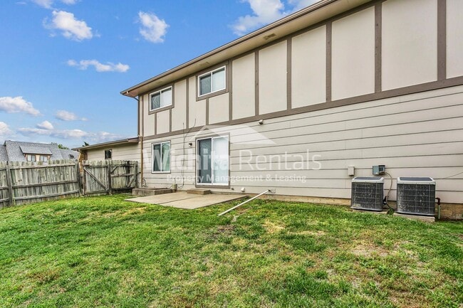 Building Photo - 2303 S White Oak Dr
