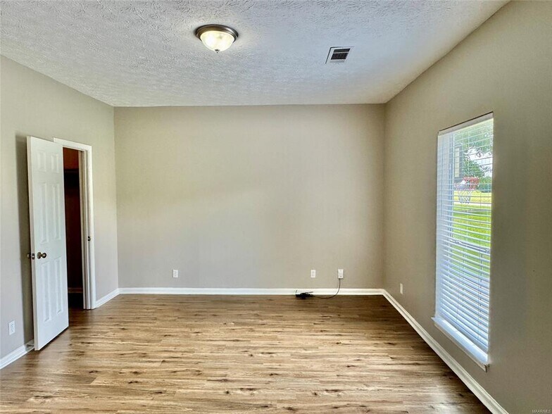 Building Photo - 1520 Hogan Rd