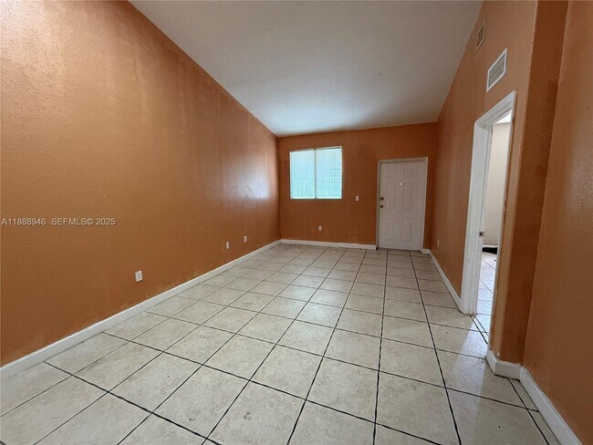 Building Photo - 2811 SE 17th Ave