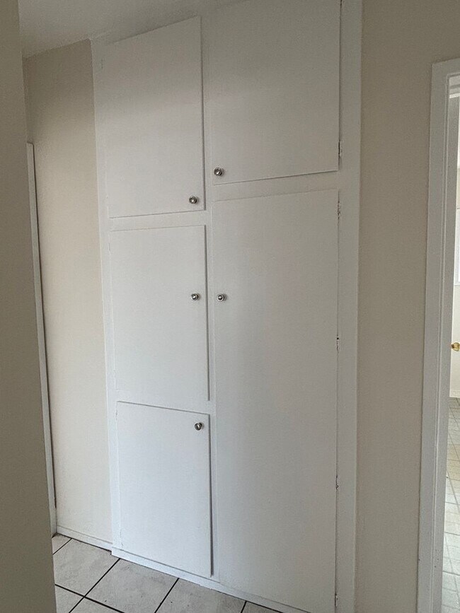 Building Photo - Spacious 3 bedroom available now!