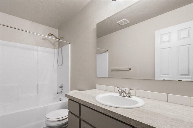 Building Photo - Beautiful Home 3 bed, 2.5 baths - Pet Friendly - Ready Now!