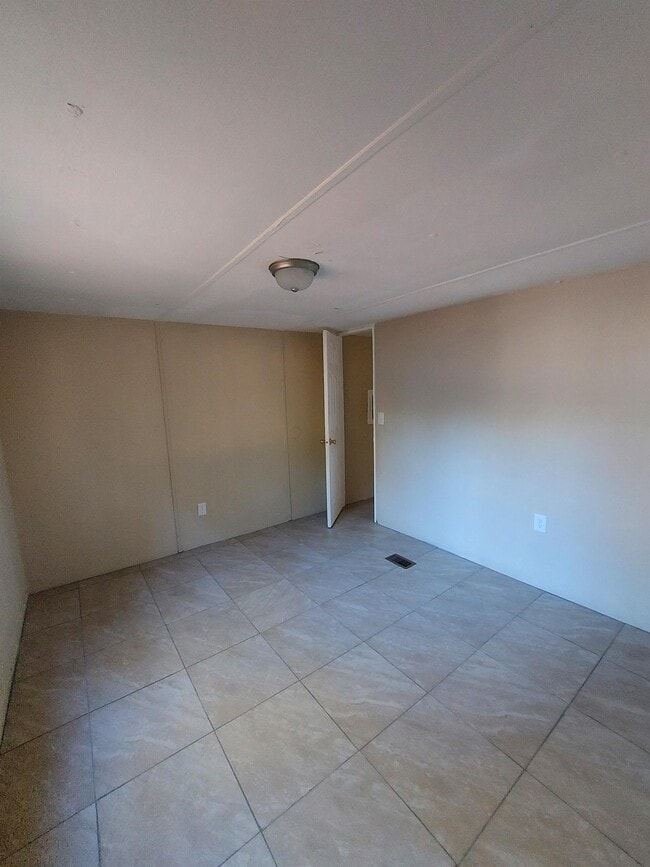 Building Photo - 119 E Woods Ct