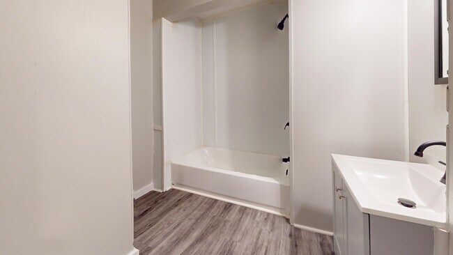 Building Photo - Old Brooklyn Area - 4 Bedroom - 1 Bath - Single Family Home