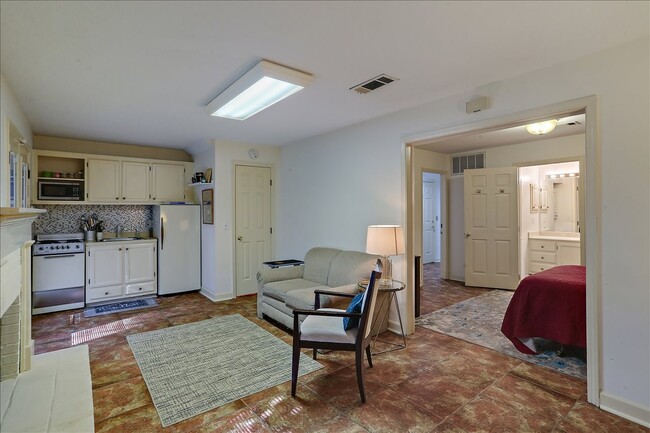 Building Photo - 1332 Roxbury Ct
