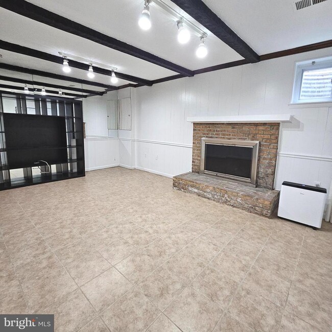Building Photo - 9657 Lindenbrook St