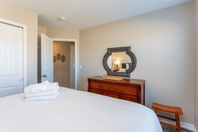 Building Photo - Stylish 3-Bedroom Townhome with Fireplace, Modern Kitchen & Spacious Layout!