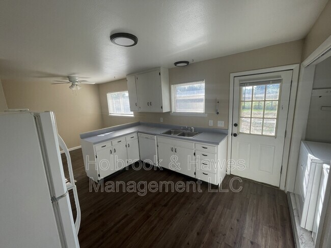 Building Photo - 3613 Highland Dr