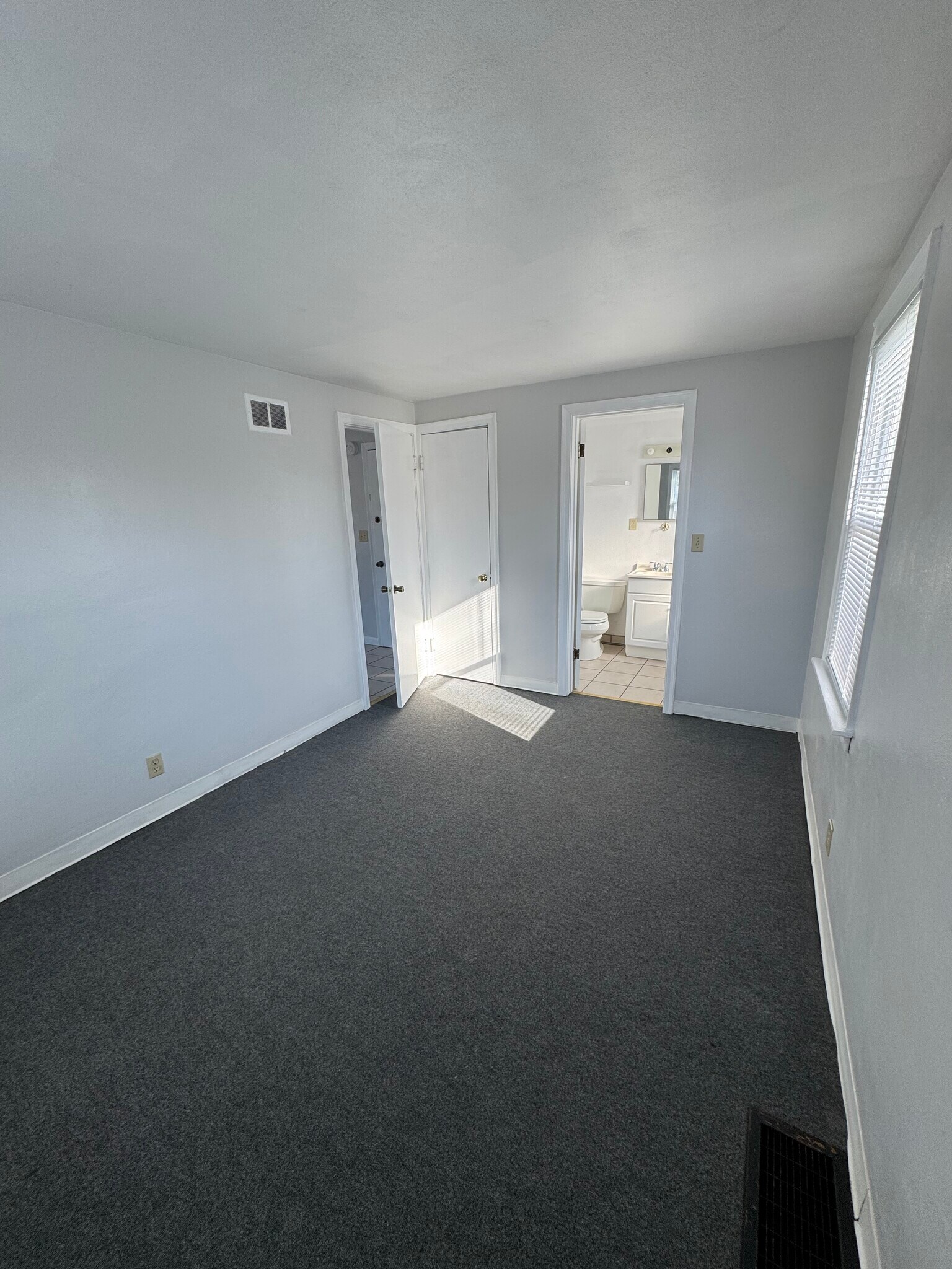 Building Photo - 142 Cayuta St