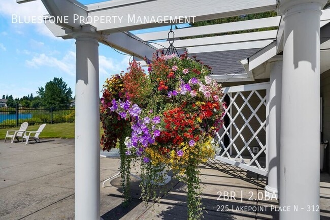 Building Photo - 225 Lakepoint Pl N