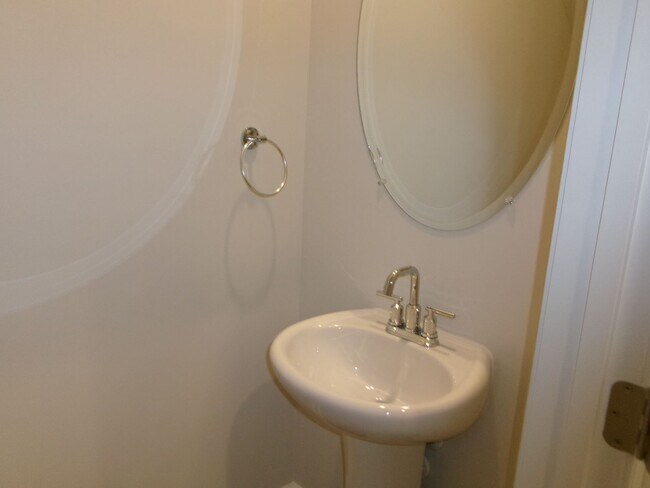 Building Photo - Spacious 4 bedroom home located in Clear Pond