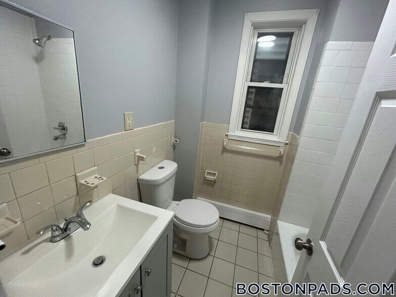Building Photo - 478 Saratoga St
