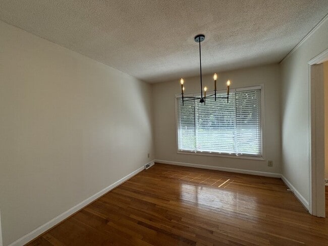 Building Photo - 201 Livingston Dr