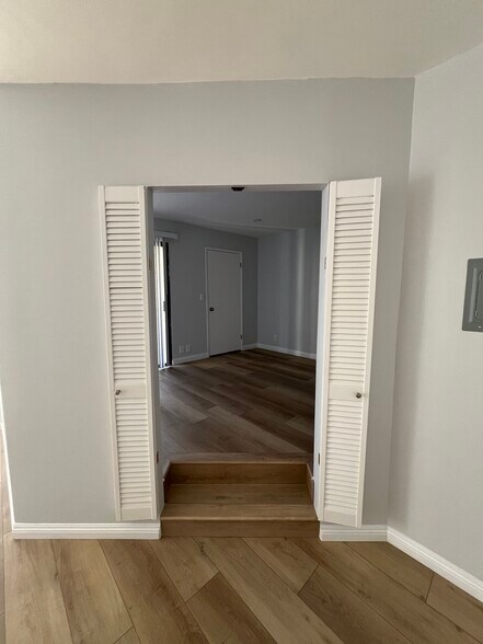 Building Photo - 2107 N Beachwood Dr