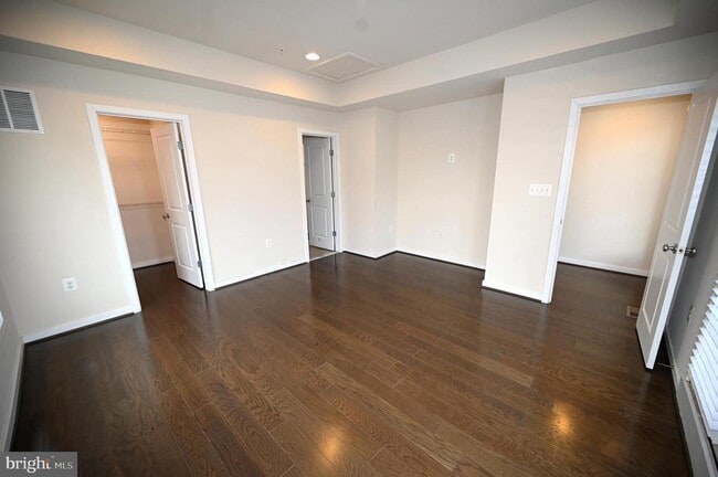 Building Photo - 2413 Glenallan Ave