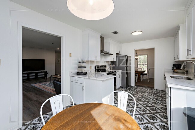 Building Photo - Stunning 3 Bed 2 Bath Brick Home with Huge Yard!