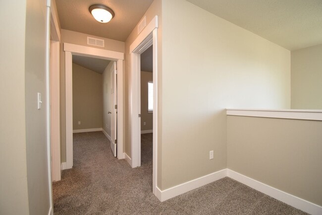 Building Photo - Charming 4 bed Sandy Home, with HOA in Fantastic Location!!!