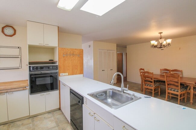 Building Photo - 4 Bedroom House with Large Backyard Near Cal Poly