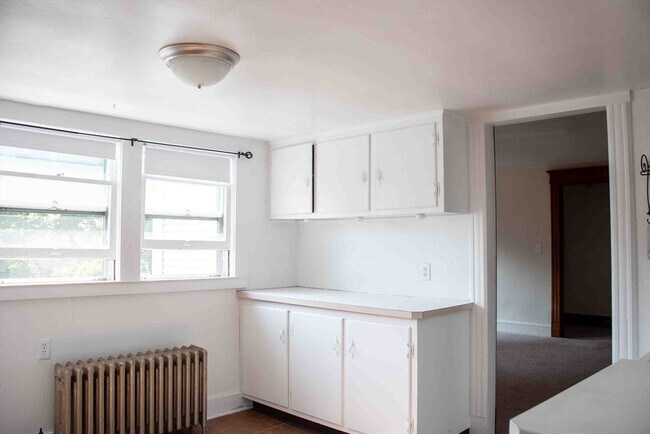 Building Photo - 39 Sugarloaf St