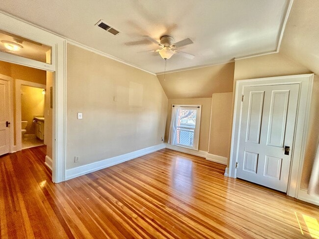 Building Photo - Charming Historic Condo in the Heart of Up...