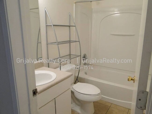 Building Photo - 1440 E Elm St