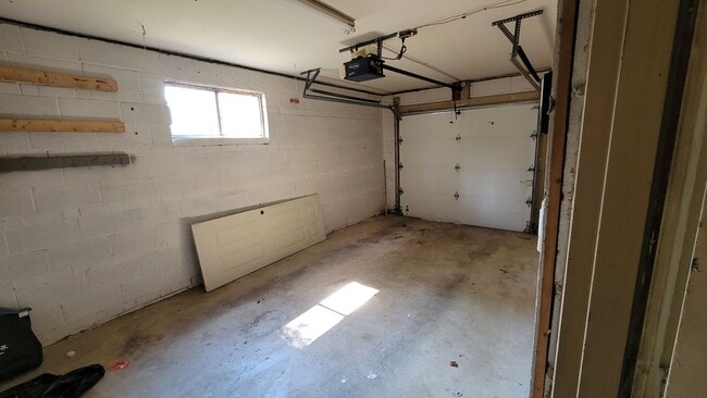 Building Photo - Spacious 4 Bed 3 Bath Home With Fully Fenc...