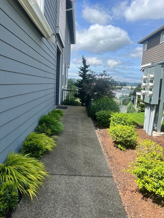 Building Photo - Beautiful Sunridge Townhome in Kent.