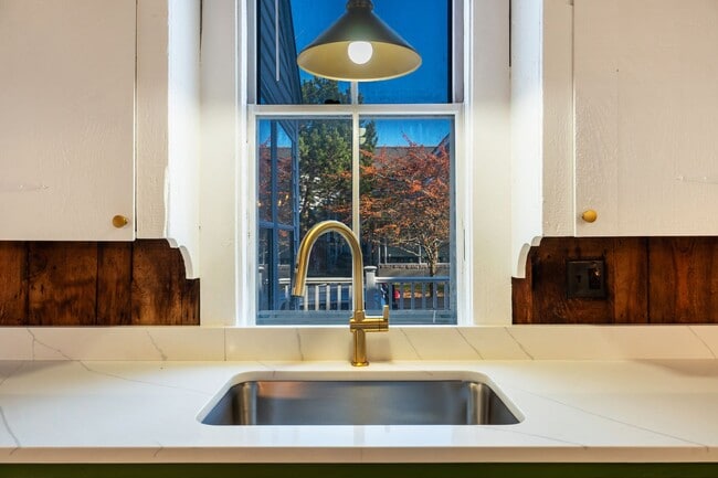 Building Photo - 105-107 Richards