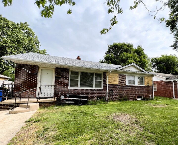 Primary Photo - 7720 E Clay St