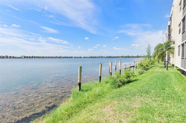 Building Photo - 105 Lake Emerald Dr