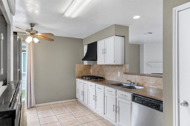 Building Photo - 10954 Pigeonwood Dr