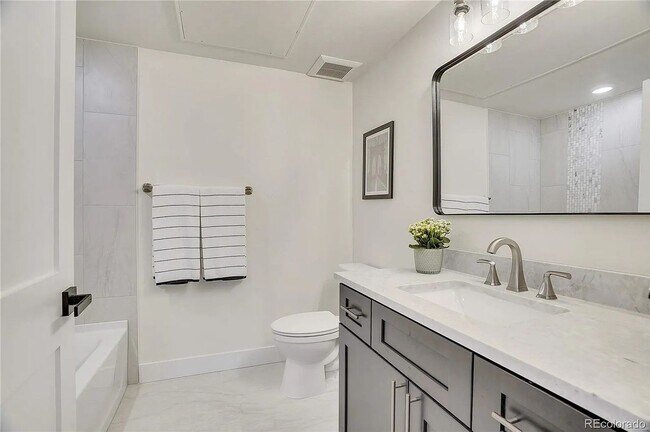 Building Photo - Luxury 2Bd/2Ba Corner Condo in Louisville