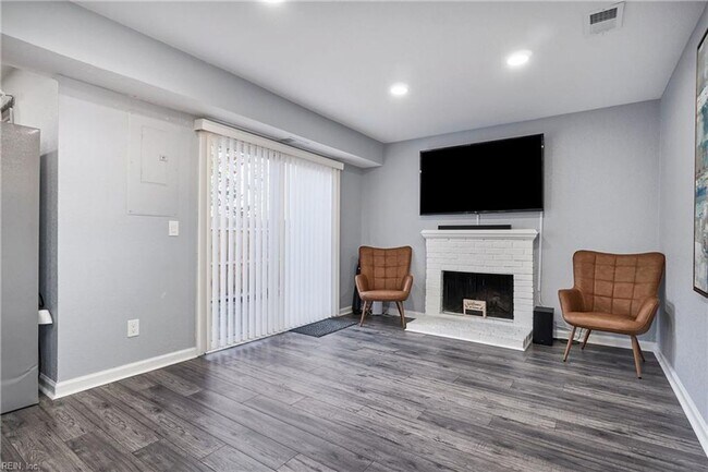 Building Photo - Spacious VB Townhouse!