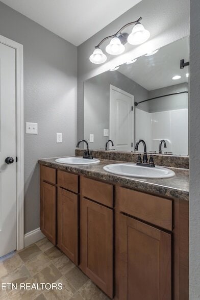 Building Photo - 926 Warrior Hill Dr