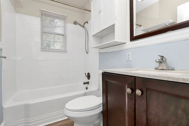 Building Photo - Cozy 2 Bedroom Home in Oakhurst!