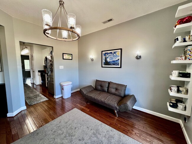 Building Photo - Beautiful home in the Chancellor Walk neig...