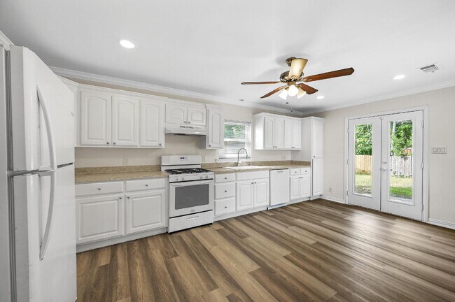 Building Photo - 1321 Casa Vale Dr