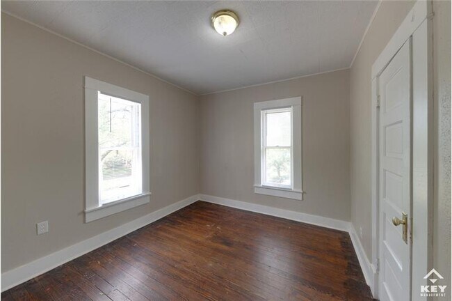 Building Photo - 1258 N Lewellen Ave