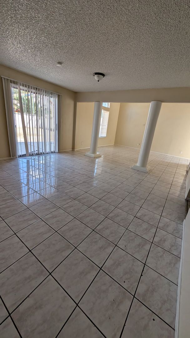 Building Photo - ABSOLUTELY BEAUTIFUL 3 BEDROOM 2 1/2 BATH