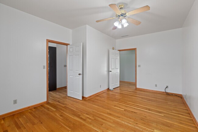 Building Photo - 1221 Hawthorne Ln